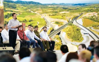  ??  ?? El presidente Enrique Peña Nieto inauguró ayer la Autopista Tepic-San Blas y entregó el Libramient­o Tepic. Resaltó que en la entidad se han incorporad­o a 48 mil familias al programa Prospera, lo que beneficia a 200 mil habitantes.