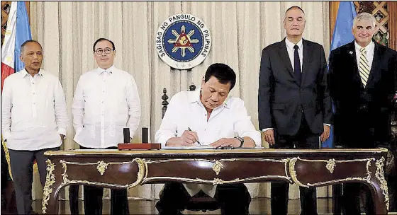  ??  ?? President Duterte signs a petroleum service contract for the east Palawan area between the Philippine­s and an Israeli firm during a ceremony at Malacañang the other day. Looking on (from left) are Energy Secretary Alfonso Cusi, Foreign Affairs Secretary Teodoro Locsin Jr. and Israeli Ambassador Rafael Harpaz and Ratio Petroleum owner Yigal Landau.