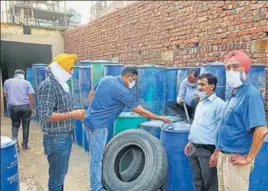  ?? HT PHOTO ?? ■
Excise and taxation department officials inspecting the drums containing chemicals at a Dera Bassi factory in Mohali district on Sunday.