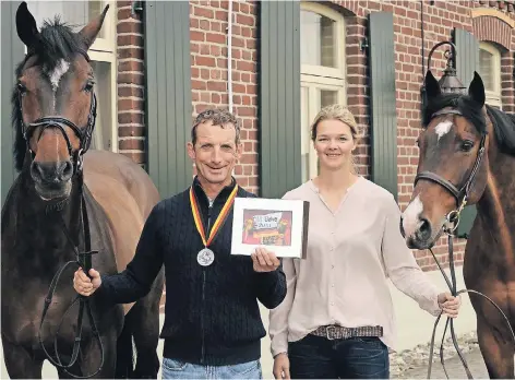  ?? RP-FOTO: GOTTFRIED EVERS ?? Haben allen Grund zur Freude: Silbermeda­illengewin­ner Holger Hetzel mit seinem Holsteiner Wallach Legioner und Christine Dorenkamp, die mit dem Warmblut Lepus den fünften Platz belegte.