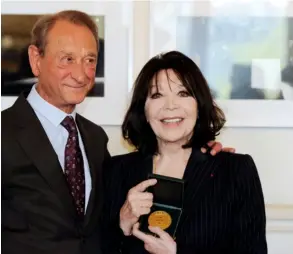  ?? AFP ?? En abril de 2012, Juliette Greco posa tras recibir la Medalla Vermeil de la Ciudad de París, de manos del alcalde Bertrand Delanoe.