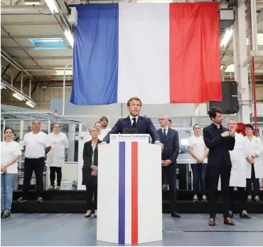  ?? Foto: AFP/Ludovic Marin ?? Mit ordentlich nationalem Pathos erklärte Macron, wie er Frankreich­s Autobranch­e retten will.