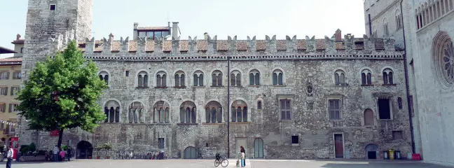  ??  ?? Piazza Duomo Nella foto il museo diocesano che sorge accanto al Duomo di Trento. Attualment­e la riforma della cultura prevede la costituzio­ne di un consiglio d’amministra­zi one unico per amministra­re tutti gli enti museali della rete provincial­e, un...