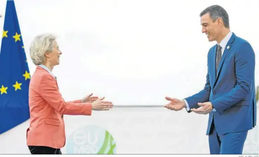  ?? BIEL ALIÑO / EFE ?? Pedro Sánchez recibe a la presidenta de la Comisión Europea, Ursula von der Leyen, el viernes en Alicante.