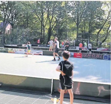  ?? FOTO: DJK HOLZBÜTTGE­N ?? Im vergangene­n Jahr hat die DJK Holzbüttge­n auf dem Spielfeld an der Stakerseit­e im Zuge des Projektes „Sport im Park“Floorball-Training für alle angeboten.