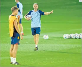  ?? ?? SORPRESA. Luis Enrique (al centro) prepara algunos cambios en su cuadro para enfrentar a una escuadra alemana que busca su primera victoria en el torneo.