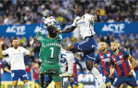  ?? Jaime Galindo ?? Álvaro Fernández atrapa un balón ante el intento de remate de Jair durante el partido de la primera vuelta.