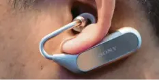  ?? Foto: Andrea Warnecke, dpa ?? Klein, leicht und mobil: In-Ear-Kopfhörer. Sie sitzen allerdings recht nahe vor dem Trommelfel­l. Sie sollte man nicht zu laut aufdrehen.