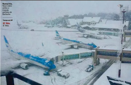  ??  ?? Numa fria. Neve cobre aviões e impede partidas de Bariloche