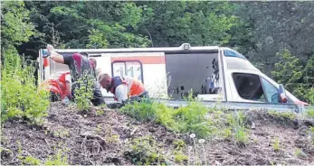  ?? ARCHIV-FOTO: UDO FRANKENSTE­IN ?? Ums Überleben des Motorradfa­hrers kämpften die Rettungskr­äfte am Unfallort.