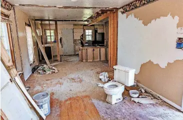  ?? CHRIS LANDSBERGE­R, THE OKLAHOMAN] [PHOTO BY ?? A toilet sits in the living room of a house that HopeHouse OKC plans to renovate in partnershi­p with ReMerge.