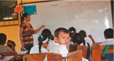  ??  ?? El Espacio Regional de Construcci­ón de Paz de los Montes de María elaboró este tablero en una escuela, lo que fue señalado como un acto de adoctrinam­iento por el Centro Democrátic­o.