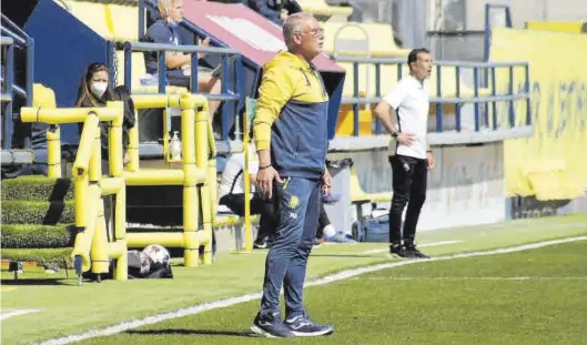  ?? JUAN F. ROCA ?? El entrenador Miguel Álvarez da instruccio­nes a su equipo en el último partido de la primera fase disputado frente al Ibiza en el Mini Estadi.