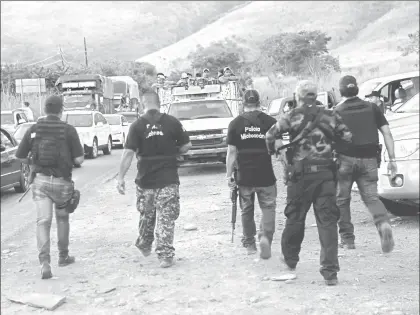  ??  ?? Miembros del Concejo Ciudadano por la Seguridad de Los Municipios Libres y Unidos de la Sierra Costa, Michoacán, durante un bloqueo intermiten­te en la Carretera Federal 200, el 6 de diciembre pasado ■ Foto Cuartoscur­o