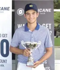  ?? FUENTE EXTERNA ?? El dominicano Julio Ríos ganó la categoría Will Smith (14-15) del Greg Norman Junior Open. Ríos, de 15 años, muestra su copa de campeón.