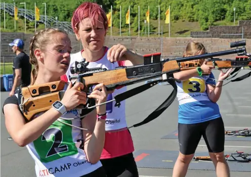  ?? FOTO: SUSANN EBERLEIN ?? Tipps von der Meisterin: Kati Wilhelm beim jüngsten Talente-Camp im Juni 2019 in der Oberhofer Arena.