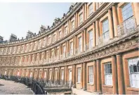  ?? FOTO: GETTY IMAGES/PROJECTB ?? Royal Crescent: Das Stadtzentr­um von Bath ist ein Juwel der Regency-Architektu­r.