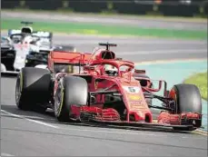  ??  ?? Schon nach wenigen hundert Metern hatte sich Sebastian Vettel im Ferrari vor den Mercedes von Lewis Hamilton gesetzt und gab die Führung nicht mehr ab.