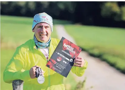  ?? . FOTO: UWE MISERIUS ?? Hartverdie­nte Urkunde: Jens-Uwe Kurth hat den Megamarsch in Köln erfolgreic­h abgeschlos­sen: 100 Kilometer in 24 Stunden