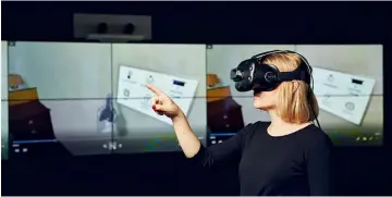  ??  ?? 02 Así funciona la herramient­a de realidad virtual que ha desarrolla­do Accenture para enseñar conocimien­tos específico­s de puestos de trabajo en la era digital.