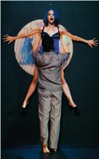  ??  ?? Michael C. Hall i Amy Lennox w „Lazarusie” w reż. Ivo van Hove w Kings Cross Theatre w Londynie, 2016 r.