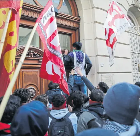  ?? Silvana Colombo ?? Ayer, un grupo de estudiante­s intentó impedir la sesión del Consejo Superior de la UBA