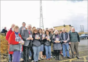  ??  ?? Anti-pylon campaigner­s in Dalmally with Michael Russell MSP.