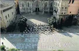  ?? TONI ALBIR / EFE ?? Concentrac­ión de Òmnium ayer en la plaza de la catedral de Barcelona