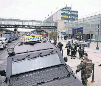  ?? FOTO: DPA ?? Französisc­he Sicherheit­skräfte sicherten kurz nach den Schüssen den Flughafen Orly.