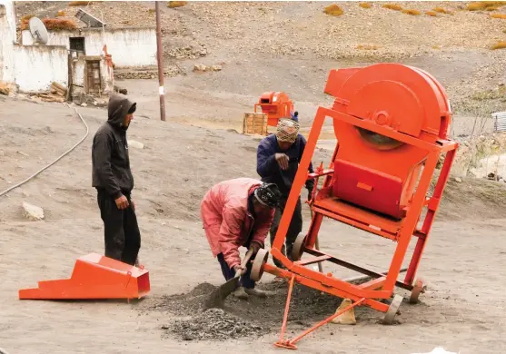  ??  ?? The 15 families in Komik, the world's highest village, recently installed three diesel-guzzling threshers even though reseeding glaciers have reduced their farm yields by a third in the past decade