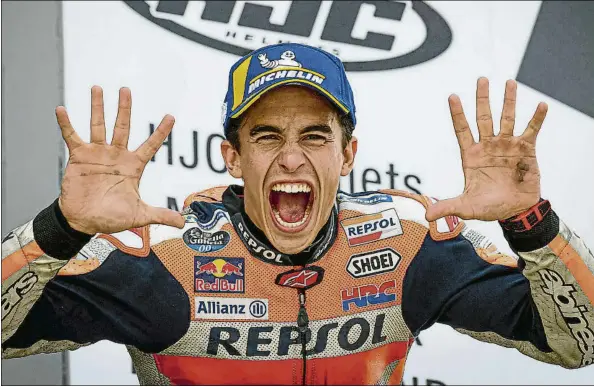  ?? FOTO: MOTOGP.COM ?? Marc Márquez mostrando los 10 dedos como tantos triunfos en Sachsenrin­g tras la carrera de 2019
Los contendien­tes al título no le descartan por la victoria este domingo