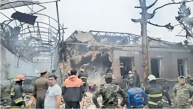  ?? AFP ?? Severos daños en la ciudad azerbaiyan­a de Ganja tras los intensos bombardeos/