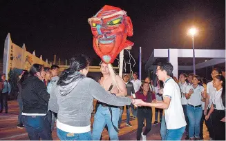 ??  ?? ESPECTACUL­AR inicio tuvo el Carnaval “Playa Miramar 2018” con la “Quema del mal humor” en la zona de escolleras. Otilio Núñez