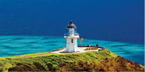  ??  ?? Der Leuchtturm am Kap Reinga in Neuseeland ist ein beliebtes Ziel von Touristen. Sie kommen, um zu sehen, wie zwei Meere zu einem werden.