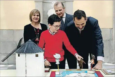  ?? BALLESTERO­S / EFE ?? Felipe VI observa el trabajo realizado por uno de los niños ganadores del concurso escolar