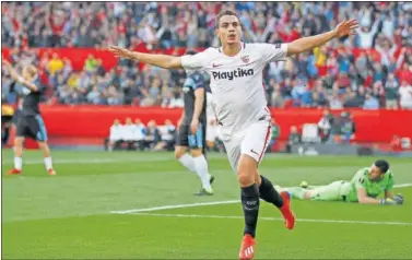  ??  ?? LÍDER. Ben Yedder celebra con el sevillismo en el Sánchez Pizjuán un 1-0 que tranquiliz­ó a la afición.