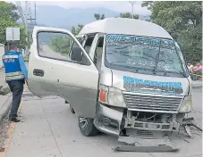  ??  ?? SINIESTRO. El sistema de dirección se desprendió y el conductor no logró controlar la unidad.