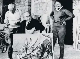  ?? GUGGENHEIM ?? Regal de noces. Justin i Hilde Thannhause­r amb Pablo Picasso el 1965 a Mougins. El marxant sosté Llagosta i gat, que el pintor va donar al matrimoni com a regal de noces
