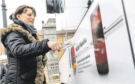  ?? Foto: Dopravní podnik hl. m. Prahy ?? Vzpěračská tramvaj Křtu nově pojmenovan­é tramvaje Škoda 15T se zúčastnily také vnučky vzpěrače Václava Pšeničky, jehož jméno jubilejní, dvoustá tramvaj nese. Vnučka Eva Jašková (na snímku) slavnostně pokřtila speciální polep, podle kterého půjde vůz...