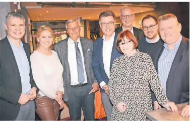  ?? FOTO: WOI ?? Wenn Wolfgang Bosbach (3.v.l.) kommt, wollen auch (v.l.) Jörg Geerlings, Ruth Sternemann-Böcking, Axel Stuck, Mario Loebelt und Hermann Gröhe dabei sein. Gastgeberi­n Gisela Knauf (vorne) freute sich über den bislang bestbesuch­ten CDU-Stammtisch.