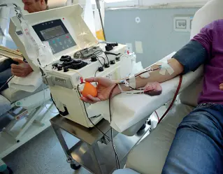  ??  ?? Generosità
Un uomo mentre dona il sangue La domanda da parte degli ospedale è aumentata, a fronte di una calo dei prelievi