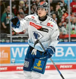  ?? Foto: Johannes Traub ?? Sein Doppelpack reichte nicht: Philipp Krauß und der ERC Ingolstadt verloren bei den Straubing Tigers mit 2:4.