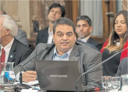  ??  ?? Exposición. Jorge Triaca, secretario de Trabajo, en una presentaci­ón ayer en el Congreso.