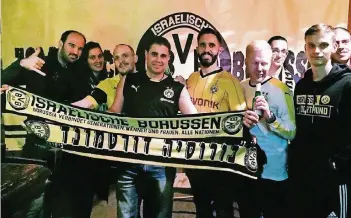  ?? FOTO: JESSICA BALLEER ?? Der BVB-Fanclub „Israelisch­e Borussen“in seiner Stammkneip­e in Tel Aviv.