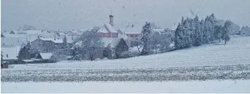  ?? Foto: Horst von Weitershau­sen ?? Das Bild zeigt Oberliezhe­im am 26. April dieses Jahres. Dichtes Schneetrei­ben und Minustempe­raturen waren nach den warmen Temperatur­en im März für viele Obstpflanz­en zu viel.