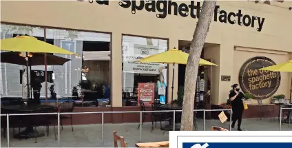  ??  ?? una mujer sale del restaurant­e Old spaghetti Factory en san José, california