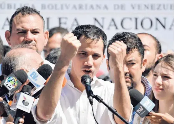  ?? AFP ?? Tras ser liberado, el presidente parlamenta­rio participó en una actividad política en Caraballed­a, estado Vargas, a 40 kilómetros de Caracas, donde reiteró el llamado a protestar contra el gobierno de Nicolás Maduro, el próximo 23 de enero.