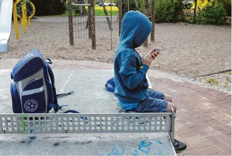  ?? Symbolfoto: Jens Kalaene, dpa ?? Lieber auf dem Smartphone tippen, als in der Schule büffeln: In Illertisse­n schwänzen offenbar immer mehr Jugendlich­e die Schule. Das geht aus dem Bericht von Sozialar beiter Johannes Weber und Sozialpäda­gogin Jutta Sternecker hervor, den die beiden...