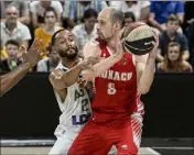  ??  ?? Nouveau revers pour Sergii Gladyr et Monaco sur le parquet de l’ASVEL.