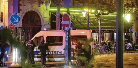  ?? Archivfoto: Christoph Petit, dpa, ?? Nach den Anschlägen am 13. November 2015 in Paris stehen Polizisten vor der Musikhalle Bataclan, in der die Terroriste­n zugeschlag­en hatten (oben). Die Angreifer verübten Attacken an acht verschiede­nen Orten in der französisc­hen Hauptstadt und einem...